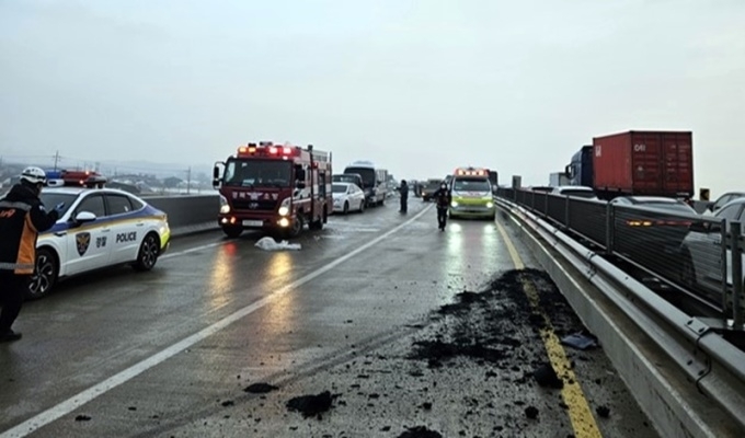 29일 오전 8시 22분쯤 경북 상주시 함창읍 신흥리 3번국도에서 승용차 등 15중 추돌사고가 발생해 7명이 다쳐 병원으로 이송됐다. 경북소방본부