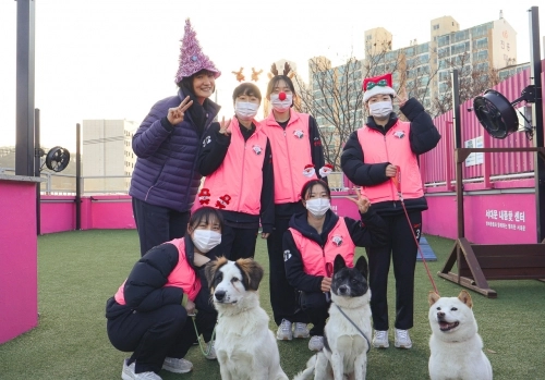 서울 서대문구청 여자농구단이 지난 22일  홍은동 서대문 내품애(愛)센터에서 자원봉사활동을 하고 있다.   서대문구 제공