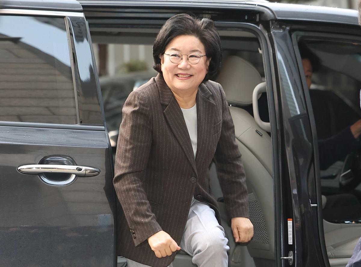 이혜훈 기획예산처 장관 후보자가 29일 서울 중구 예금보험공사에 마련된 인사청문회 준비 사무실로 향하며 미소를 보이고 있다. 2025.12.29 연합뉴스