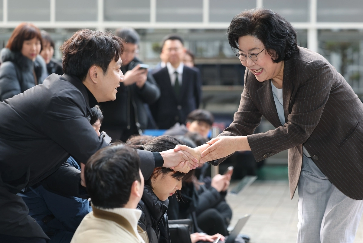 이혜훈 기획예산처 장관 후보자가 29일 서울 중구 예금보험공사에 마련된 인사청문회 준비 사무실로 들어서며 취재진에게 인사하고 있다. 2025.12.29 연합뉴스