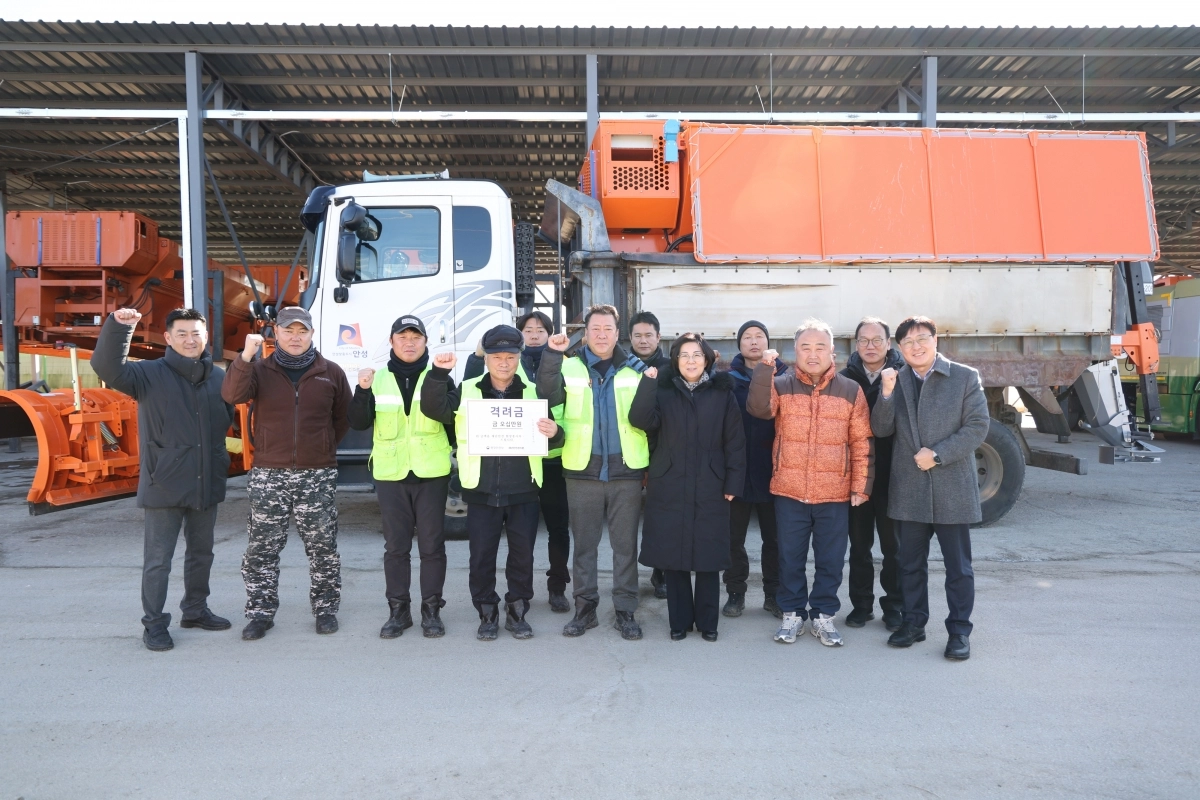 김보라 안성시장(앞쪽 왼쪽 세 번째)이 지난 26일 ‘금광제설전진기지’ 직원들과 기념 촬영을 하고 있다. (안성시 제공)