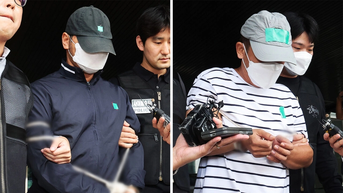 검찰에 송치되고 있는 KT 소액결제 사건 피의자 2명. 연합뉴스