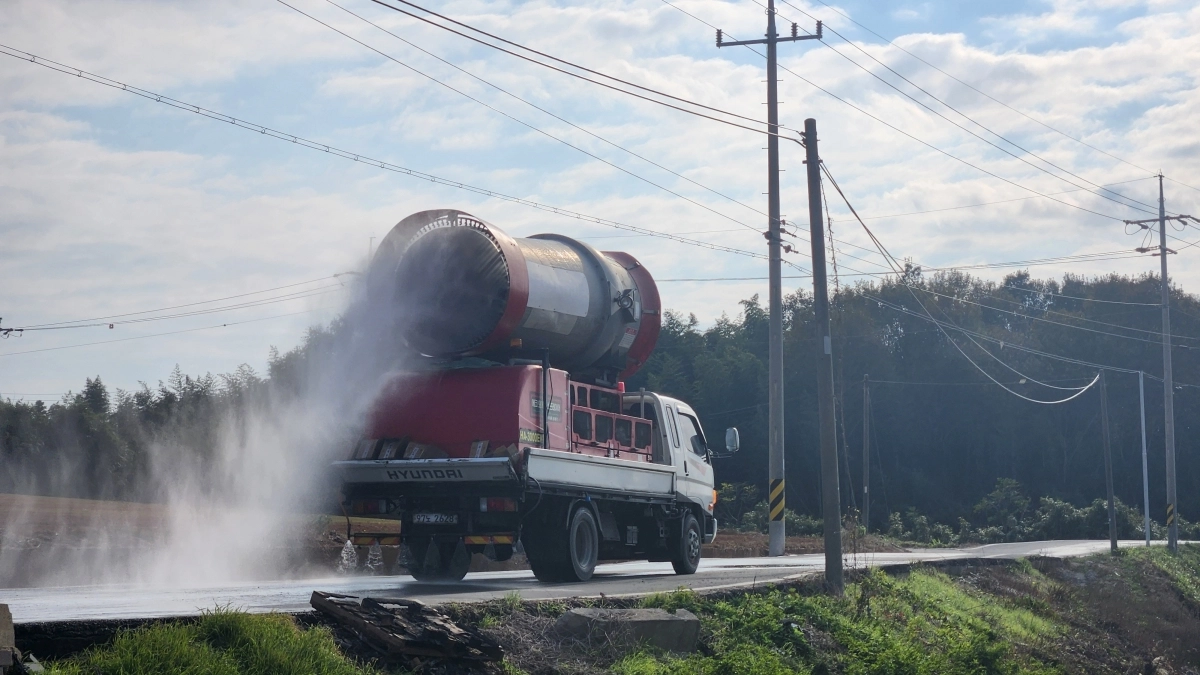 전남도가 29일 나주시 봉황면 산란계농장에서 H5형 조류인플루엔자(AI) 항원이 확인됨에 따라 방역 활동을 벌이고 있다.