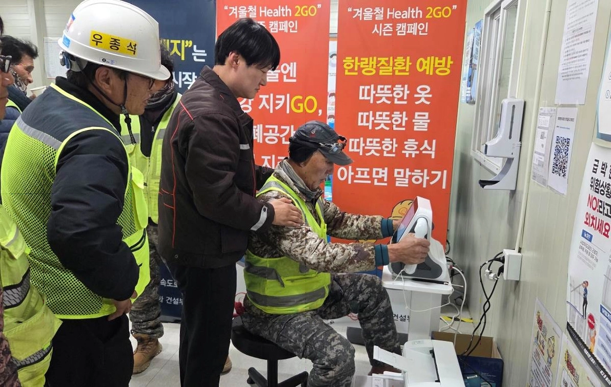 한화 건설부문 현장 근로자들이 AI 기반 스마트 심전도 장비를 사용해 건강 이상징후 여부를 확인해 보고 있다. 한화 건설부문 제공