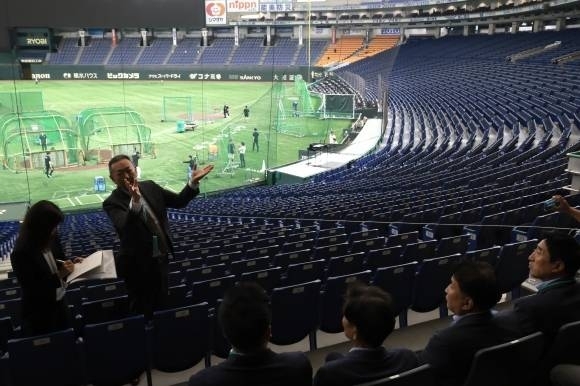 충북도 관계자들이 지난 6월 일본 도쿄돔을 둘러보고 있다. 충북도 제공.