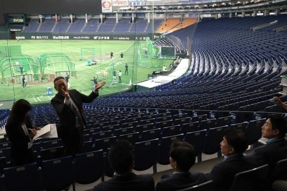 충북도 관계자들이 지난 6월 일본 도쿄돔을 둘러보고 있다. 충북도 제공.