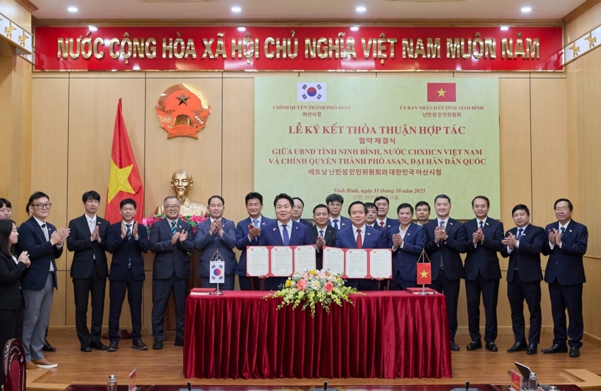 오세현 아산시장이 베트남에서 계절근로자 협약(MOU)을 체결하고 있다. 시 제공