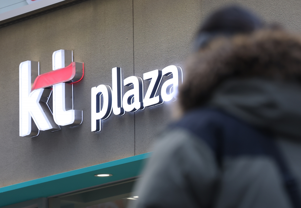 정부가 해킹 방지를 소홀히 해 이용자에게 안전한 통신 서비스를 제공할 의무를 다하지 못한 책임을 물어 KT에 전 이용자를 대상으로 위약금 면제 조치를 할 것을 29일 요구했다.   과학기술정보통신부는 이날 정부서울청사에서 서버 94대가 악성코드 103종에 감염돼 있었고 통화 정보가 유출될 위험이 있었던 KT가 이용자에 대한 위약금 면제 실시 대상에 해당한다는 내용을 골자로 한 KT 침해 사고 최종 조사 결과를 발표했다.   사진은 이날 서울 시내 한 KT 매장의 모습. 2025.12.29 연합뉴스