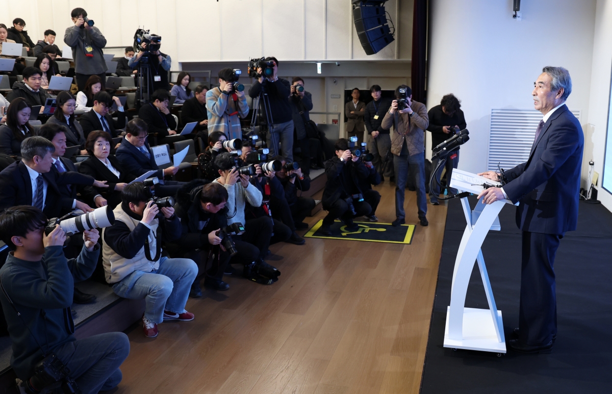 민중기 특별검사가 29일 서울 종로구 KT 광화문빌딩 웨스트에서 특검 최종 수사 결과를 발표하고 있다. 이날 특검팀은 김건희 여사 관련 각종 의혹에 대한 수사 결과 윤석열 전 대통령 부부를 포함해 66명을 재판에 넘겼다고 밝혔다. 뉴시스