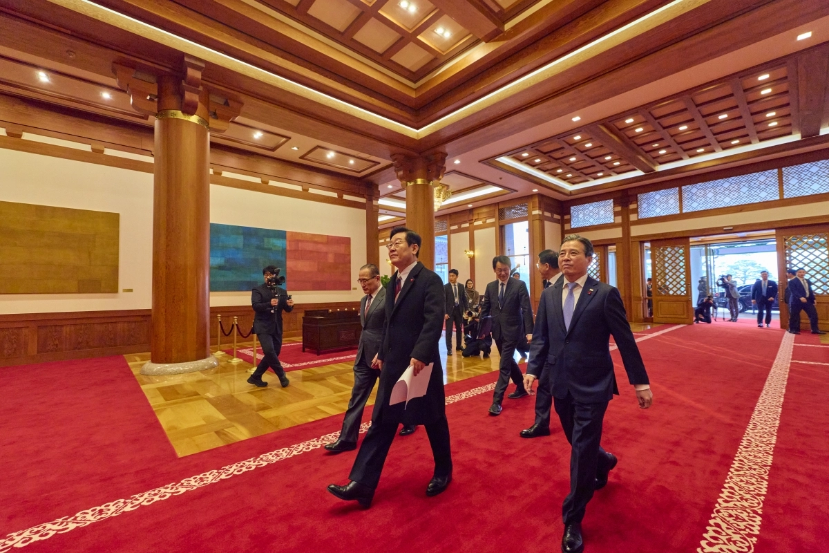 李대통령, 통합 넥타이 매고 청와대 첫 출근