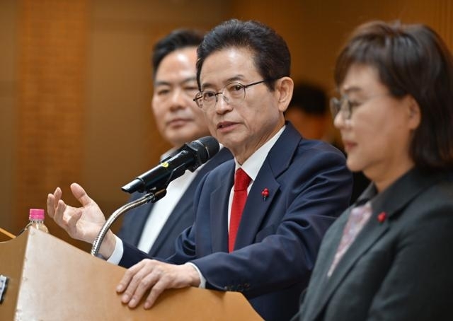 이철우(중앙) 경북도지사가 29일 경북도청에서 2026년 도정 운영 방향을 설명하고 있다. 경북도 제공