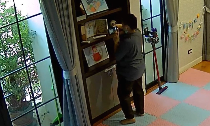 태국의 한 가정집에서 일일 가정부로 고용된 여성이 영유아의 젖병에 살균제를 넣은 사건이 발생해 충격을 주고 있다. 페이스북 캡처