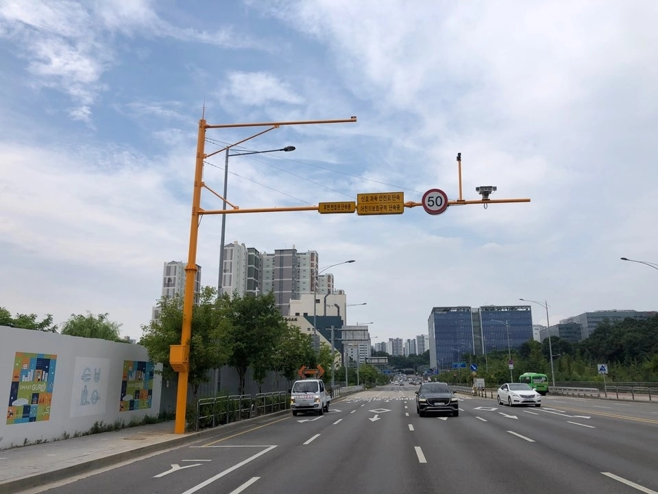 서울 구로구 항동초등학교 인근 항동주민센터 앞 새로 설치된 무인교통단속장비.   구로구 제공