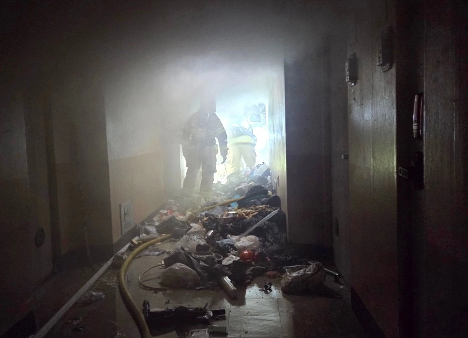 화재 현장에 쌓인 쓰레기 더미