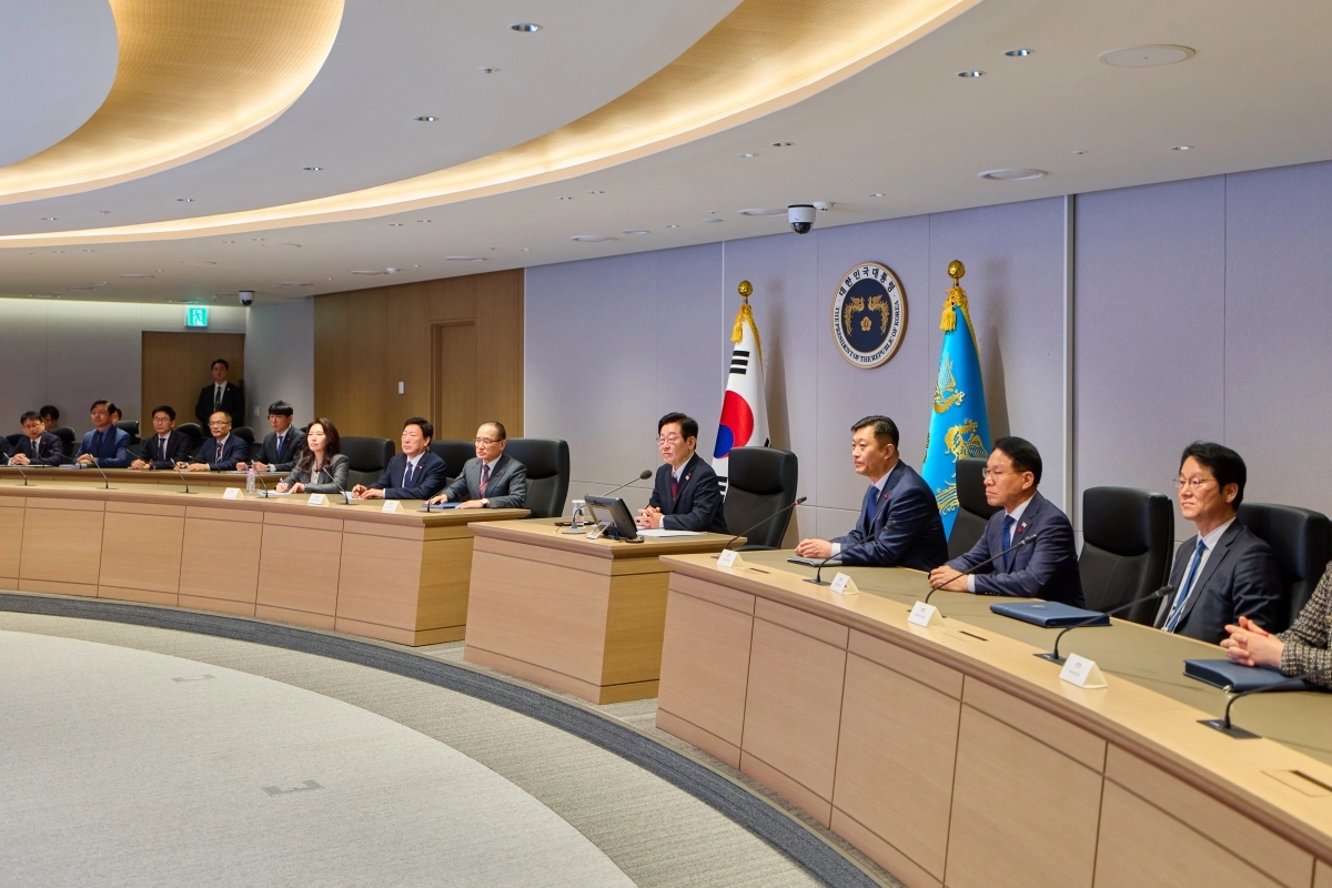 이재명 대통령이 청와대로 첫 출근한 29일 참모들과 국가위기관리센터에서 안보, 재난 분야 시스템을 점검하고 있다. 앞줄 왼쪽부터 청와대 강유정 대변인, 윤기천 총무비서관, 위성락 국가안보실장, 이 대통령, 김상호 국가위기관리센터장, 황인권 대통령경호처장, 권혁기 의전비서관. 청와대 제공