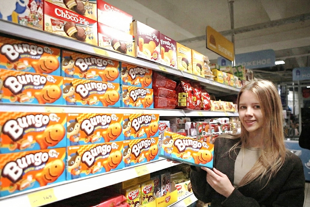 오리온은 러시아 법인에 ‘참붕어빵’ 생산 라인을 구축하고 현지 시장에 출시했다고 29일 밝혔다. 내년 초에는 대형 슈퍼마켓 체인인 ‘삐쪼르치카’ 약 1만5천개 매장에도 제품을 공급한다. 모델이 오리온 ‘참붕어빵’ 제품을 소개하고 있다. 2025.12.29  오리온 제공