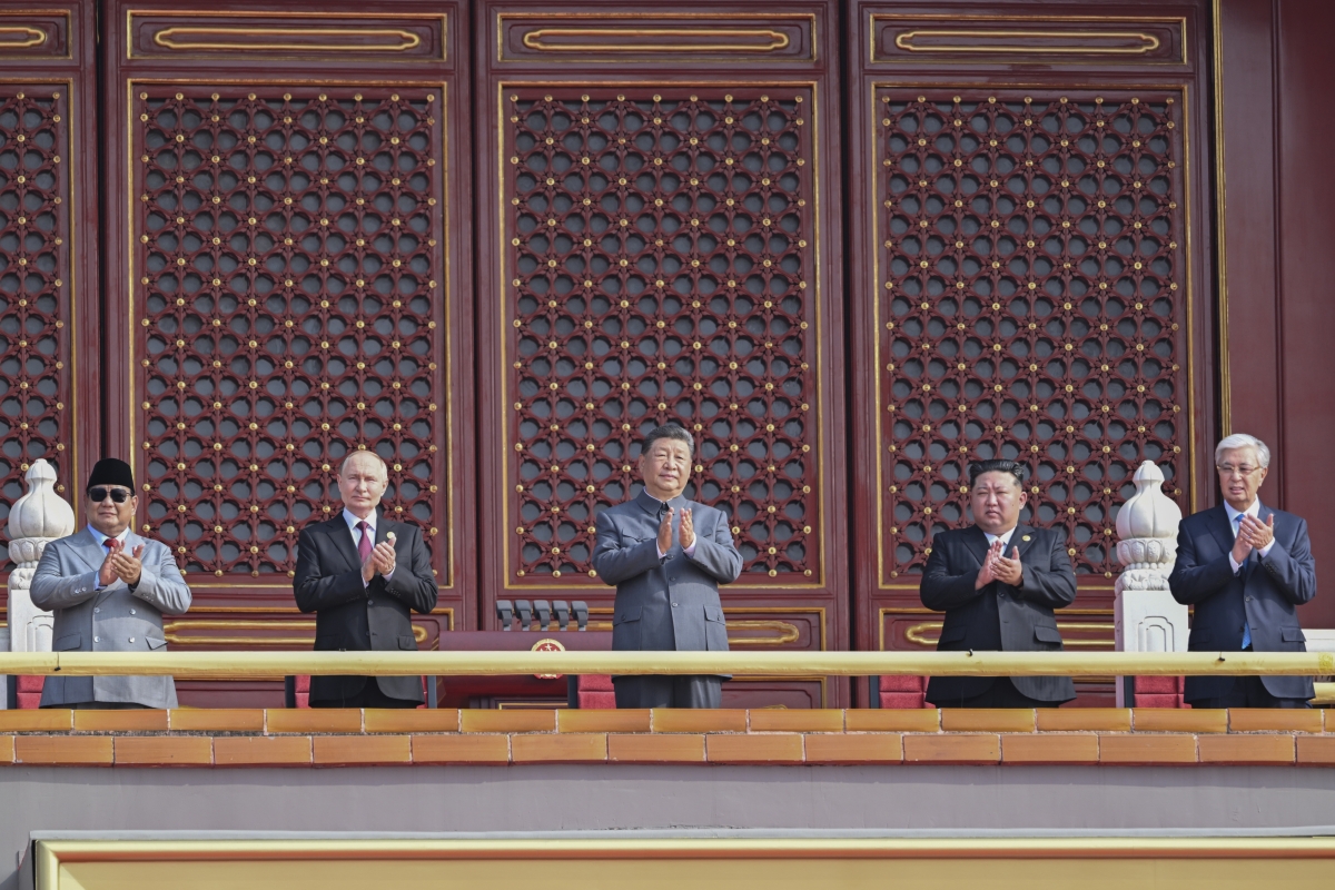 북중러 3국 정상이 지난 9월 3일 중국 베이징에서 열린 전승절 80주년 기념 열병식에 참석해 박수를 치고 있다. 베이징 신화 연합뉴스