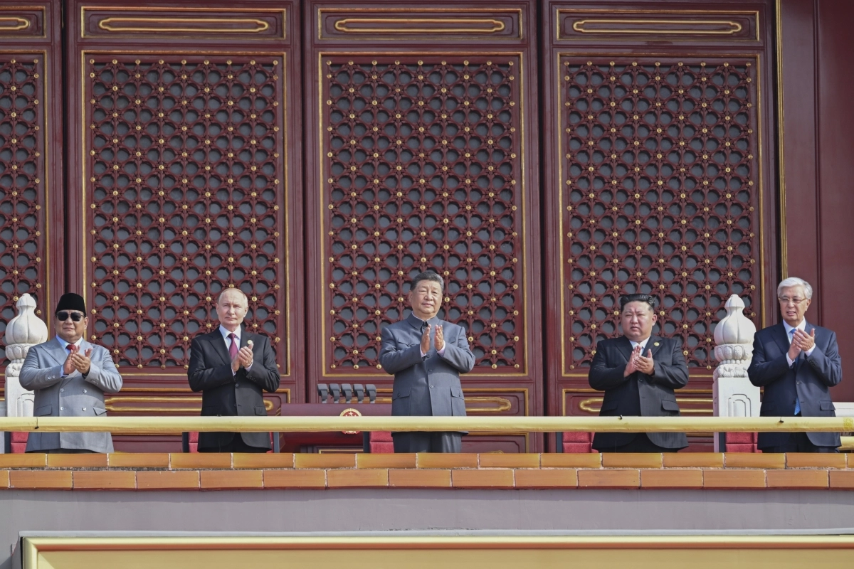 북중러 3국 정상이 지난 9월 3일 중국 베이징에서 열린 전승절 80주년 기념 열병식에 참석해 박수를 치고 있다. 베이징 신화 연합뉴스