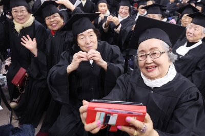 thumbnail - 노인대학 학사모 쓴 어르신들