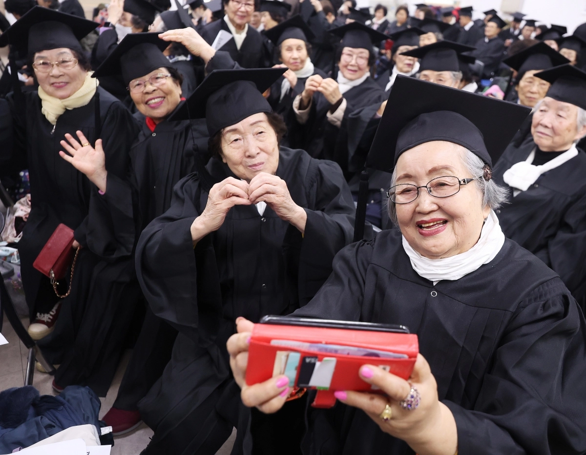 노인대학 학사모 쓴 어르신들