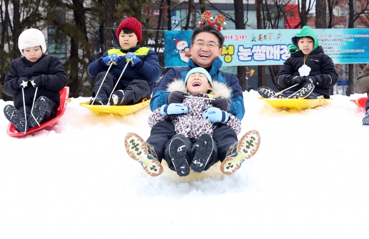 오승록(왼쪽 세 번째) 노원구청장이 지난 23일 공릉동 서울과학기술대 종합운동장에 마련된 ‘노원 씽씽눈썰매장’에서 어린이들과 함께 눈썰매를 타고 있다. 노원구 제공