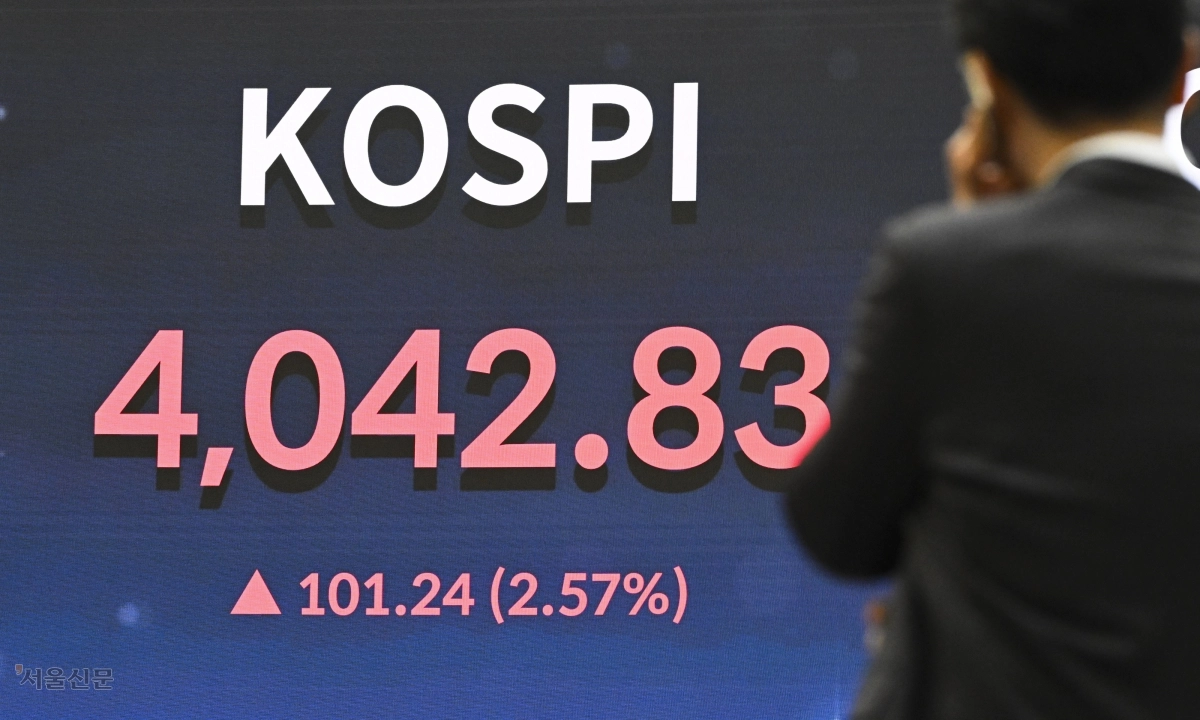 코스피 지수가 10월 27일 사상 최초 4000포인트를 돌파한 가운데 이날 종가 지수가 4042.83을 가리키고 있다. 서울신문 DB
