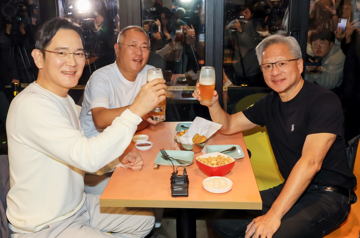 APEC 정상회의를 계기로 한국을 찾은 젠슨 황 엔비디아 최고경영자가 10월 30일 이재용 삼성전자 회장, 정의선 현대차그룹 회장과 ‘깐부 치맥 회동’을 하고 있다. 연합뉴스