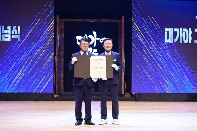 지난 6월 열린 ‘고령 고도(古都) 지정 기념식’에서 이남철(오른쪽) 고령군수가 최응천 국가유산청장에게서 고도 지정서를 전달받고 있다.  고령군 제공