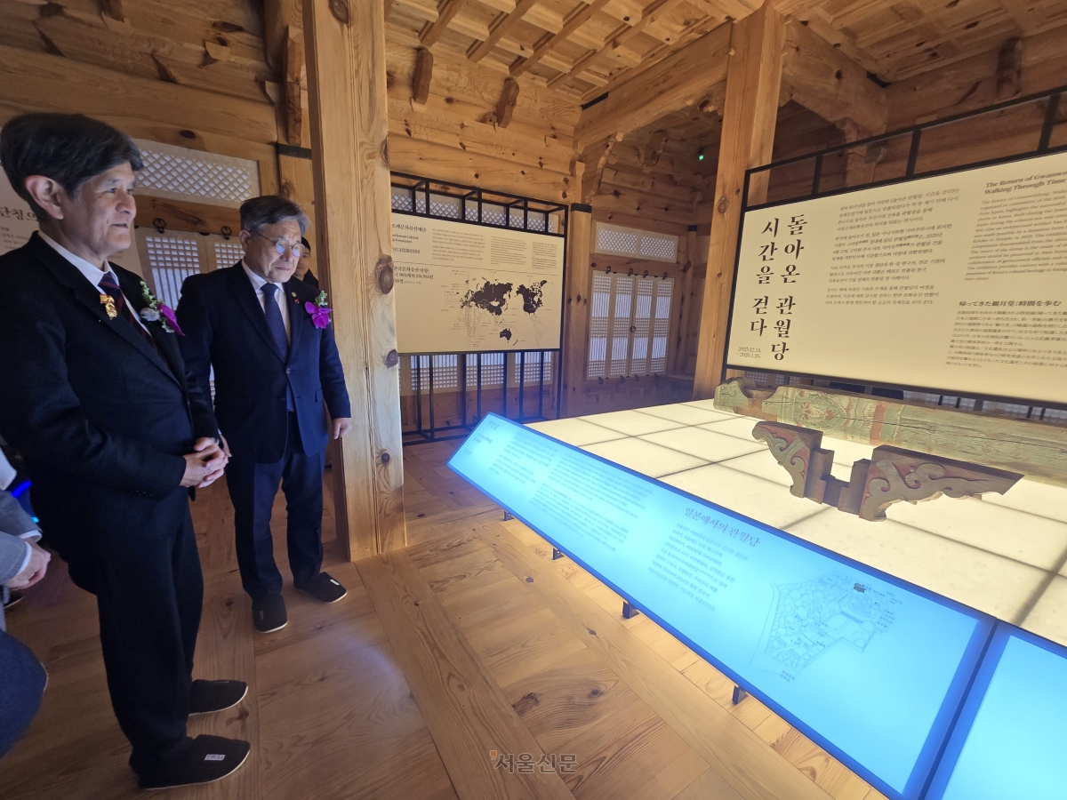 허민(오른쪽) 국가유산청장이 사토 다카오(왼쪽) 일본 고덕원 주지와 서울 종로구 경복궁 계조당에 전시된 관월당 부재를 살펴보고 있다.