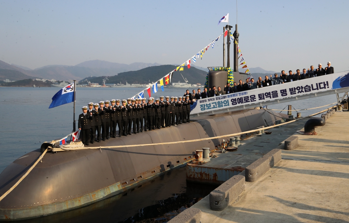 안병구 초대 장보고함장 등 역대 함장들과 승조원들이 29일 경남 창원 진해구 해군잠수함사령부에서 열린 대한민국 최초의 잠수함 장보고함(SS-Ⅰ, 1200t급) 퇴역식에서 기념촬영을 하고 있다. 창원 뉴스1