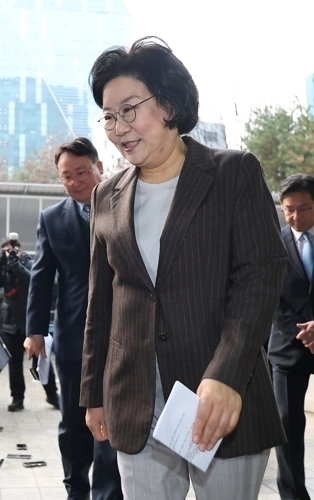 이혜훈 기획예산처 장관 후보자가 29일 서울 중구 예금보험공사에 마련된 인사청문회 준비 사무실로 출근하고 있다.  연합뉴스