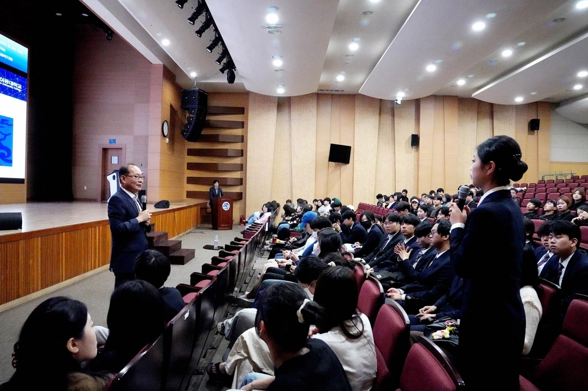 영남이공대 학생이 이재용(왼쪽) 영남이공대 총장과 의견을 나누고 있다. 영남이공대 제공