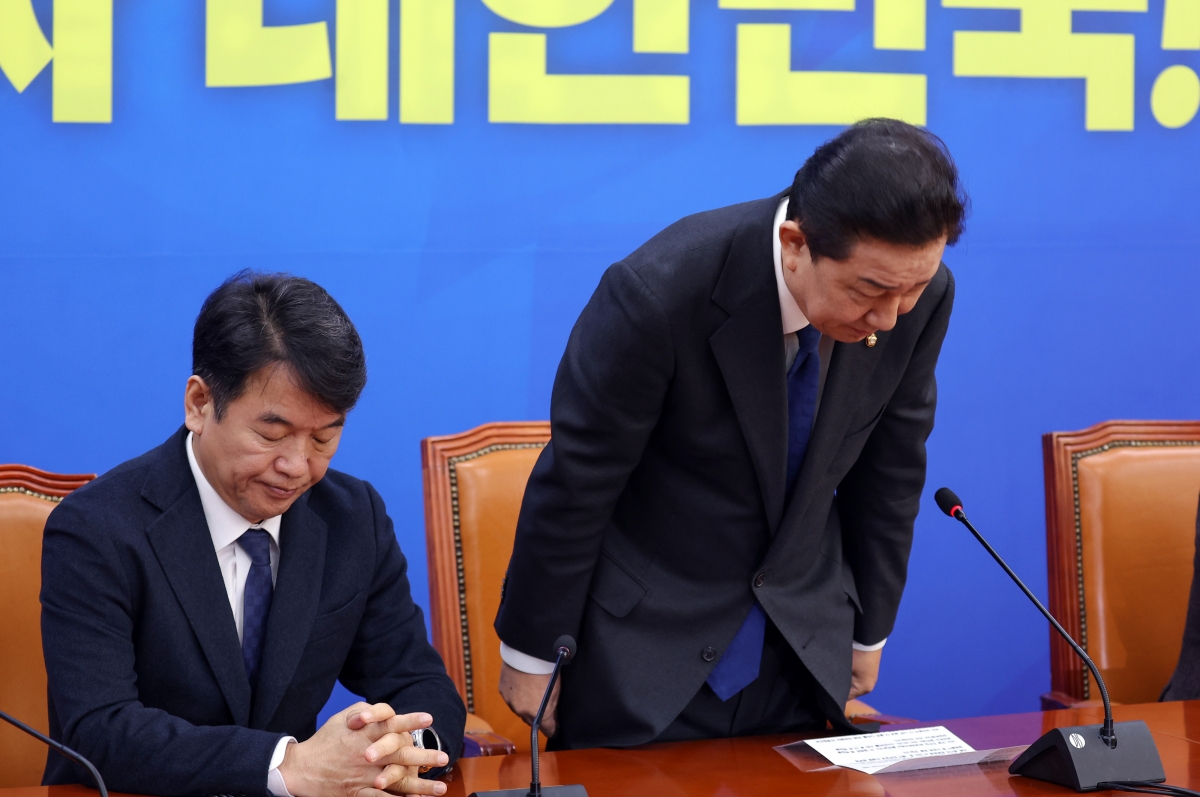 김병기 더불어민주당 원내대표가 30일 서울 여의도 국회에서 열린 민주당 원내대책회의에서 사퇴 의사를 밝히며 인사하고 있다. 2025.12.30 연합뉴스