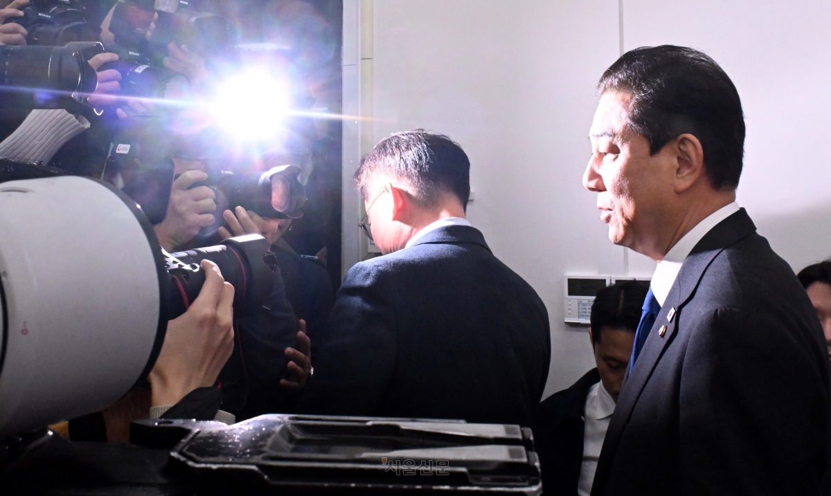 김병기 더불어민주당 원내대표가 30일 국회에서 열린 민주당 원내대책회의에서 사퇴의사를 밝히고 있다. 2025.12.30 안주영 전문기자