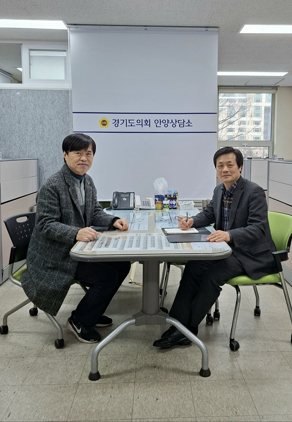 문형근 의원이 24일 의회 안양상담소에서 건축사협회 관계자와 면담을 갖고, 감리 업무와 관련해 현장 애로사항과 건의사항을 청취한 후 기념촬영을 하고 있다.(사진=경기도의회)