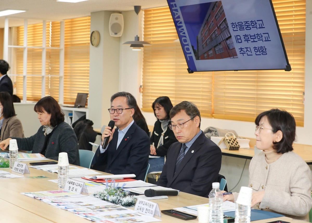 유성훈(왼쪽 두 번째) 서울 금천구청장과 정근식(세 번째) 서울시교육감이 지난 29일 한울중에서 열린 간담회에서 국제바칼로레아(IB) 학교 추진을 논의하고 있다. 금천구 제공