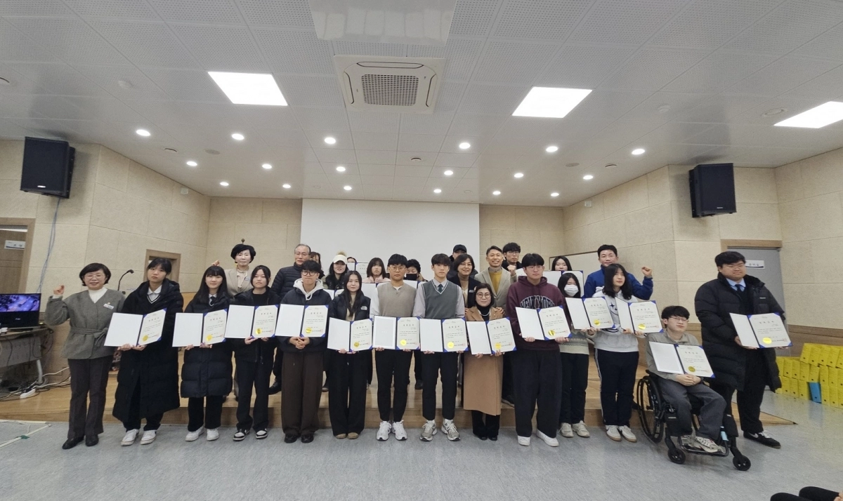 순천시 왕조1동 행복장학회가 관내 중·고등학생과 대학생 37명에게 장학금 1820만원을 전달했다.