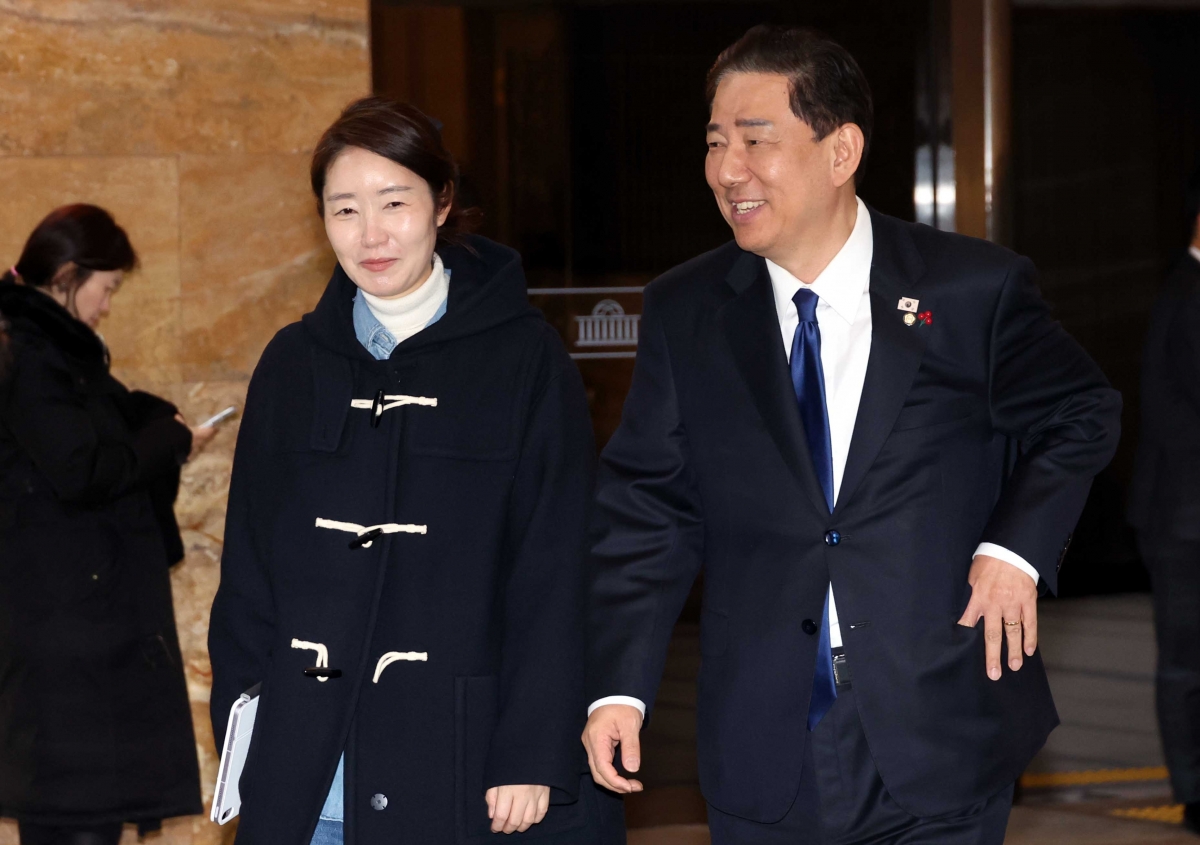 김병기(오른쪽) 더불어민주당 원내대표와 강선우 의원이 24일 오후 서울 여의도 국회에서 열린 본회의를 마치고 밖으로 나오고 있다. 2025.12.24 뉴시스