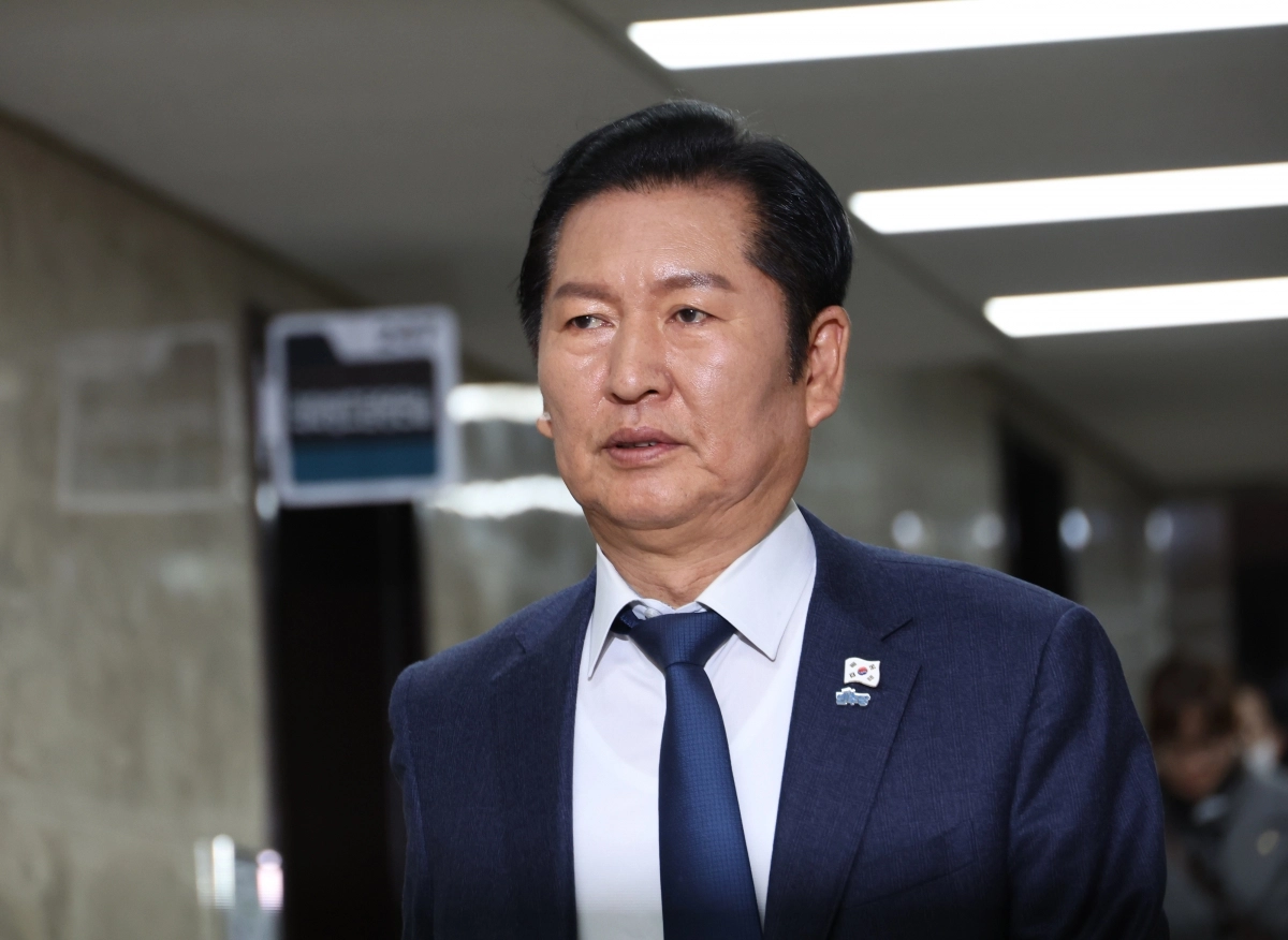 정청래 더불어민주당 대표가 30일 오후 서울 여의도 국회에서 열린 의원총회에 출석하고 있다. 2025.12.30 뉴시스