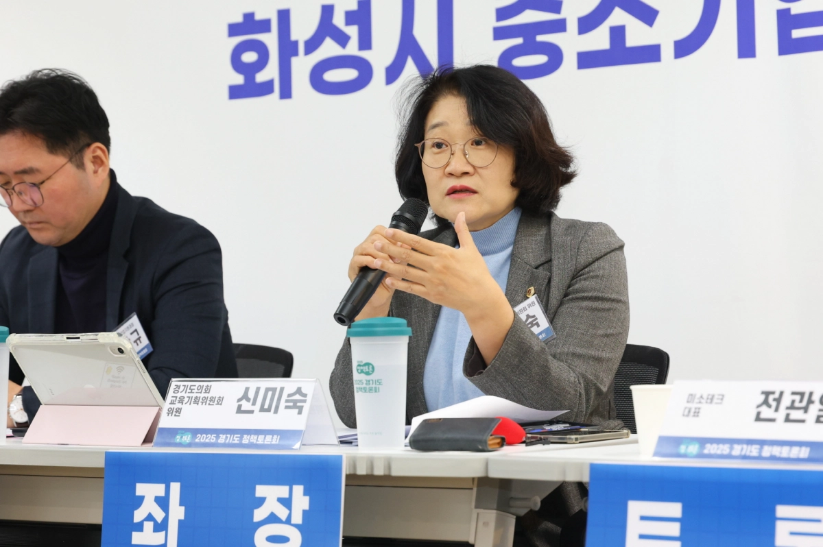 ‘경기도형 소공인 기술 수요-공급 플랫폼 구축을 위한 현장 정책토론회’에서 좌장인 신미숙 의원이 토론을 진행하고 있다.(사진=경기도의회)