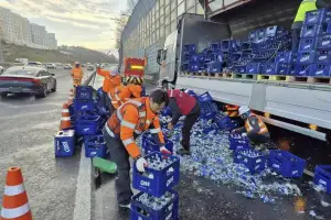 호남고속도로 달리던 화물차서 맥주 320상자 ‘와르르’…한때 교통혼잡