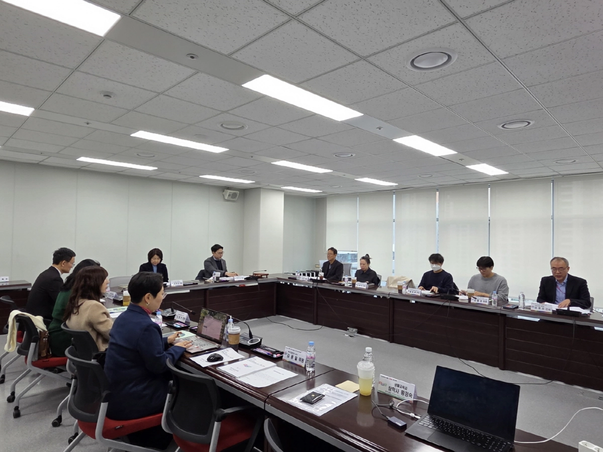 26일 경기도교육청 도박예방교육위원회에서 호선을 통해 위원장으로 선출된 문승호 의원이 회의를 진행하고 있다.(사진=경기도의회)