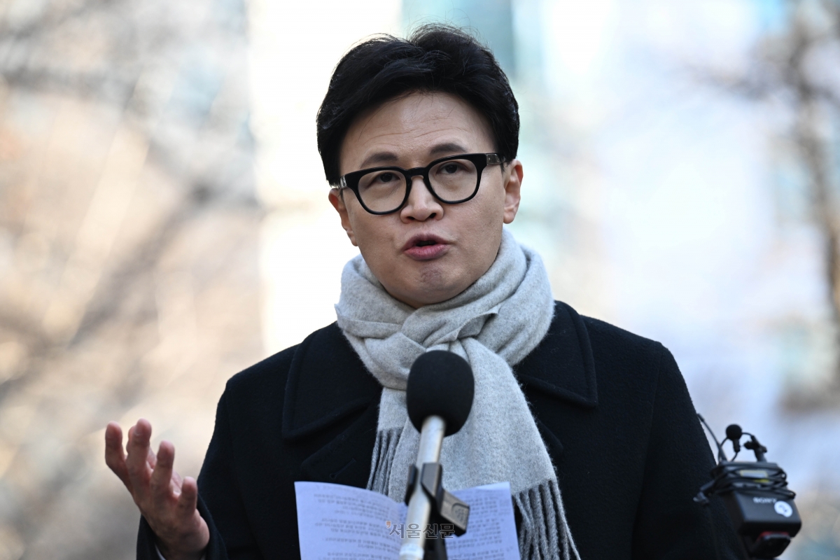 한동훈 전 국민의힘 대표가 3일 서울 여의도 국회도서관 앞 쪽문에서 12·3 비상계엄 1주년 관련 기자회견을 하고 있다. 2025.12.3 홍윤기 기자