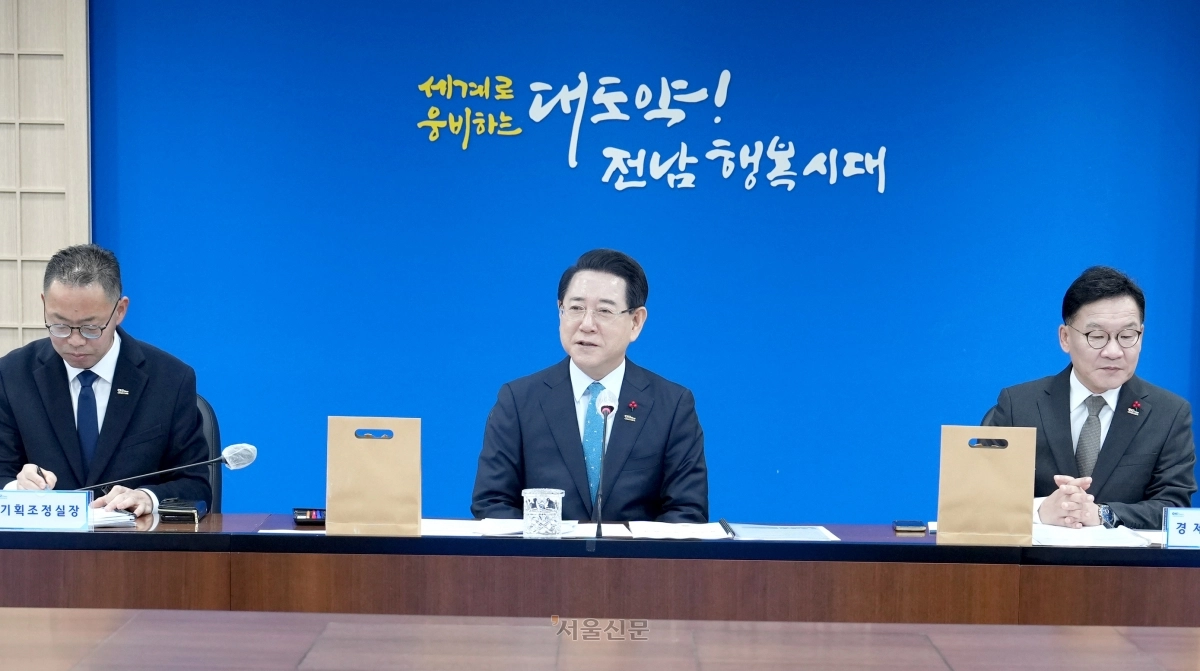 김영록(가운데)﻿ 전남지사가 30일 도청에서 실국장 정책회의를 주재하며 현안을 논의하고 있다. 무안 류지홍 기자
