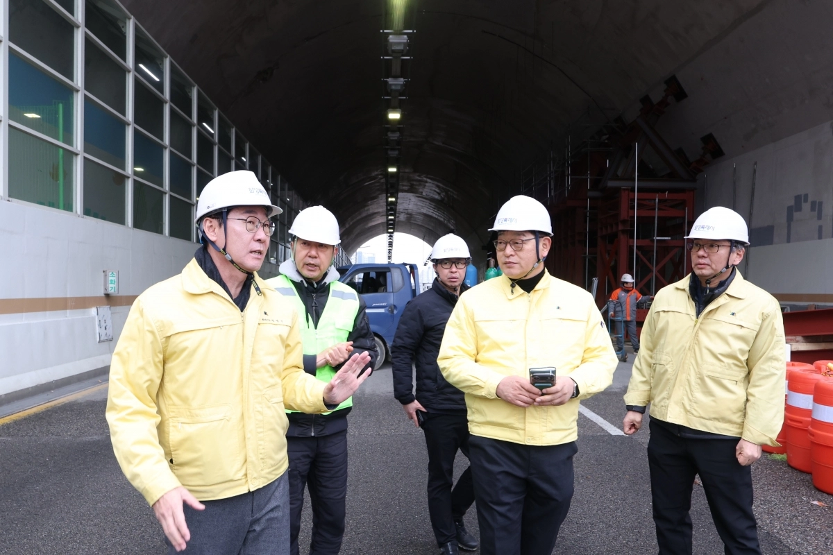 정명근 화성특례시장(왼쪽)이 지난 24일 동탄숲 생태터널 긴급안전조치 현장을 찾아 공사 추진상황을 살피고 있다. (화성시 제공)