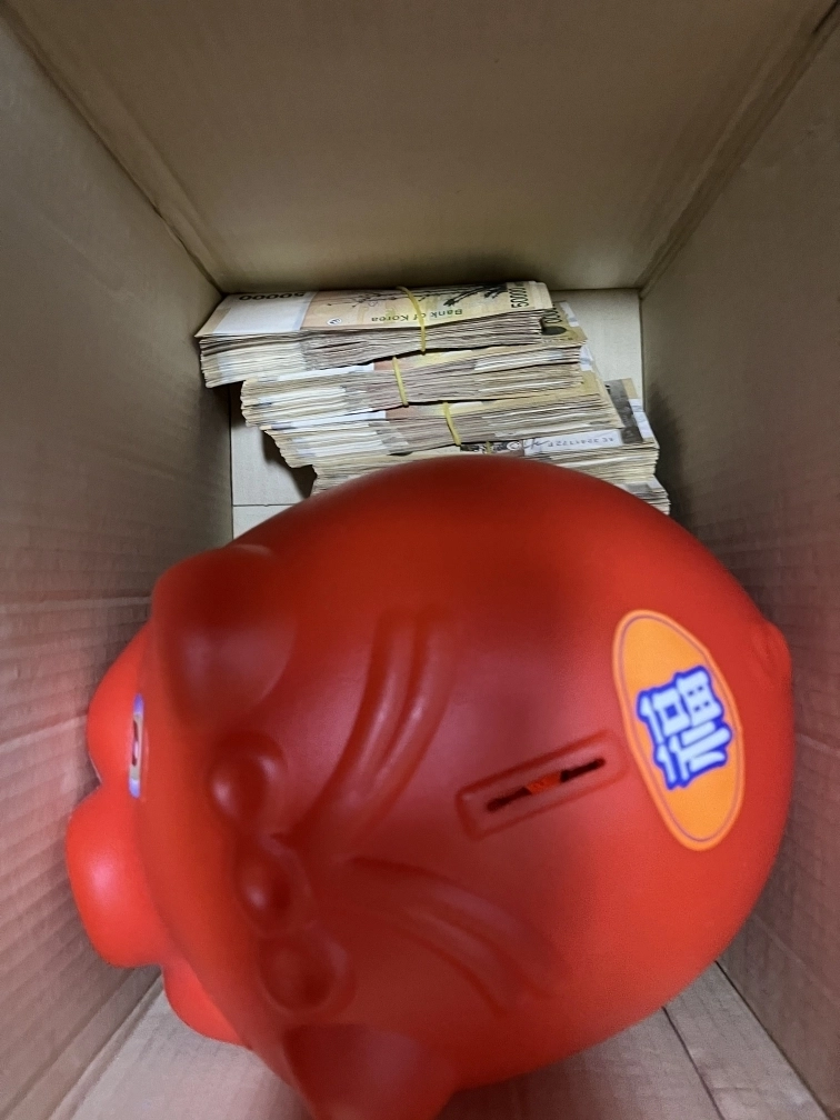 전주 얼굴 없는 천사가 노송동 주민센터 인근에 놓고 사라진 현금과 저금통. 전주시 제공