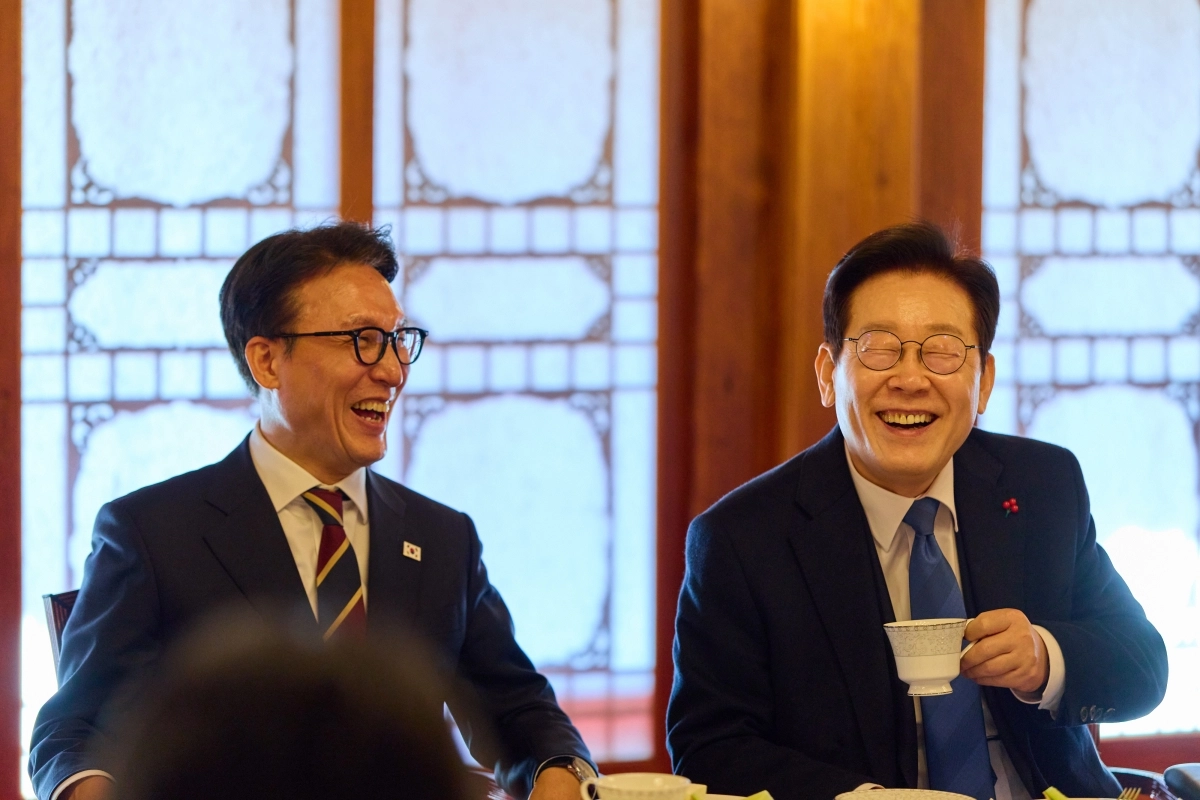 이재명 대통령이 30일 총리 공관 내 삼청당에서 출입기자단과 차담회를 하고 있다. 왼쪽은 김민석 국무총리. 청와대 제공