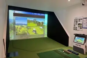 “커피 한 잔 값으로 나이스 샷”… 강북구, 스크린 파크골프장 ‘인기’