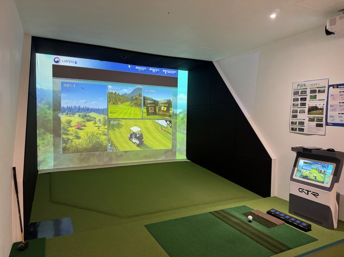 서울 강북구 강북문화예술회관 1층에 설치된 스크린 파크골프장의 모습. 강북구 제공
