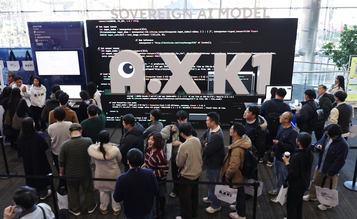 과학기술정보통신부와 정보통신산업진흥원(NIPA)이 30일 서울 강남구 코엑스 오디토리움에서 개최한 ‘독자 인공지능(AI) 파운데이션 프로젝트’ 1차 발표회에서 참관객들이 SK텔레콤의 AI 모델 ‘A.X K1’을 체험하려 줄을 서고 있다. 뉴스1